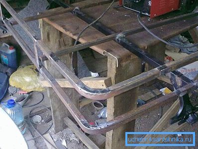 The pipes are incised by the grinder, bent and welded The pipes are incised by the grinder, bent and welded