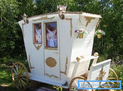 Toilet in the form of a carriage Toilet in the form of a carriage