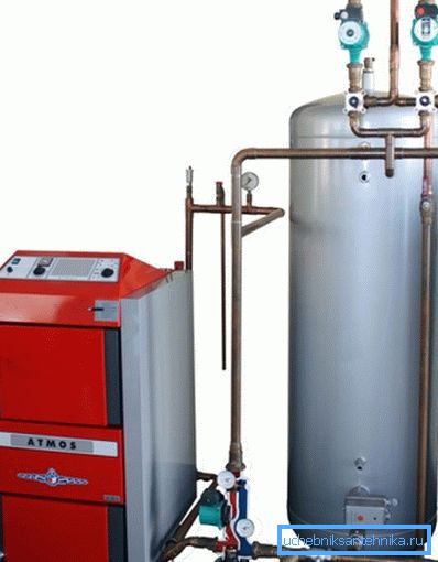 Solid fuel boiler with heat storage Solid fuel boiler with heat storage