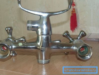 In modern mixers, they are part of the hull. In the old domestic devices nuts were put on from the side of the scythes. In modern mixers, they are part of the hull. In the old domestic devices nuts were put on from the side of the scythes.
