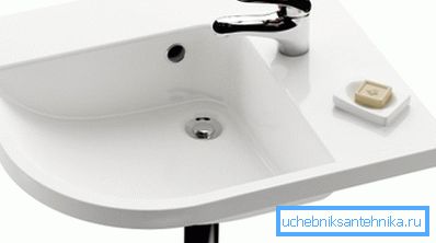 The corner sink often becomes a compromise between compactness and convenience in small bathrooms. The corner sink often becomes a compromise between compactness and convenience in small bathrooms.