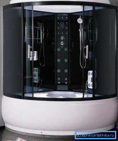 The corner bath and shower together create a very spacious structure. The corner bath and shower together create a very spacious structure.