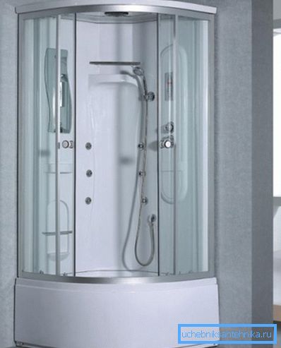 Corner shower cabins 70x70 with a high tray facilitate access to the siphon