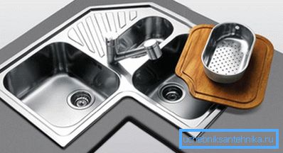 Corner design with several bowls - a rational option for a small kitchen Corner design with several bowls - a rational option for a small kitchen