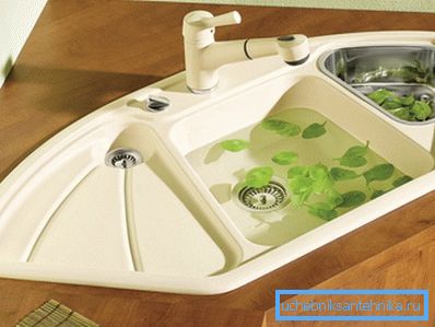 Corner kitchen sinks are notable for convenience and functionality - different depths of bowls, one of the compartments can be removable, etc.