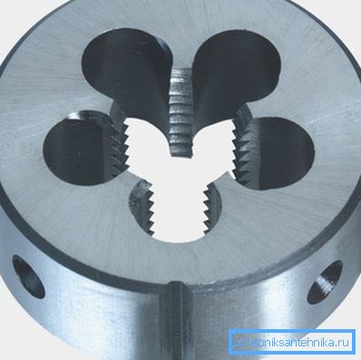 The grooves around the circumference are needed to fix the plate in the holder. The grooves around the circumference are needed to fix the plate in the holder.