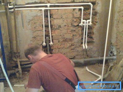 Laying plumbing in the grooves Laying plumbing in the grooves