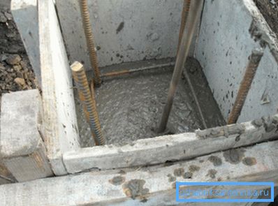 We lay the concrete in the formwork.