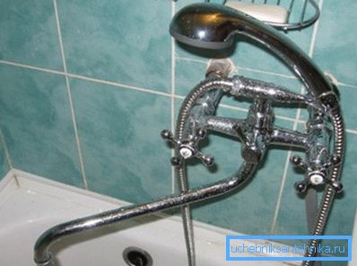 The universal faucet is able to pour water into the bath or sink at your discretion. The universal faucet is able to pour water into the bath or sink at your discretion.