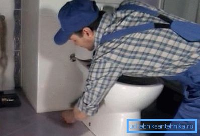 Installing a ceramic toilet bowl Installing a ceramic toilet bowl