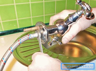 Installation of the crane to the sink: we connect a flexible hose
