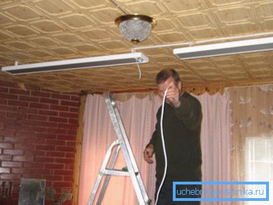 Installation of the device resembles the connection of a conventional lamp. Installation of the device resembles the connection of a conventional lamp.