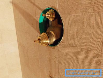 Installing a flush-mounted mixer