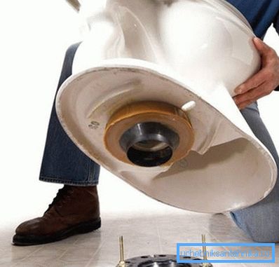 Installing a toilet bowl for a child requires connecting communications Installing a toilet bowl for a child requires connecting communications