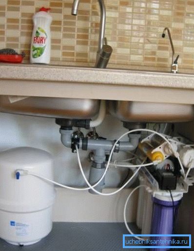 Installation with capacity can be placed on the shelf under the sink Installation with capacity can be placed on the shelf under the sink