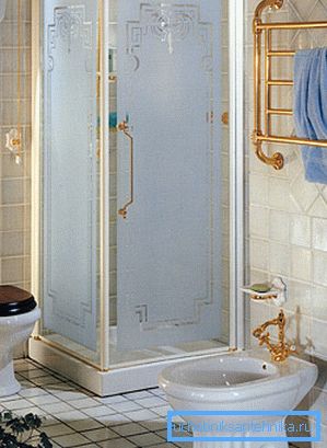 Installed shower enclosure with sides of 90 cm Installed shower enclosure with sides of 90 cm