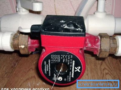 Device for removing air on the pump casing Device for removing air on the pump casing
