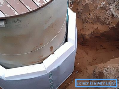 Wall insulation well