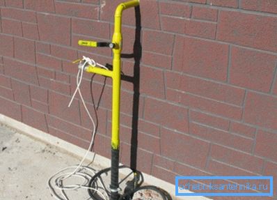 In private houses, the gas pipeline can be equipped with an additional crane on the street, so that it is possible to stop the gas supply both inside the building and outside In private houses, the gas pipeline can be equipped with an additional crane on the street, so that it is possible to stop the gas supply both inside the building and outside