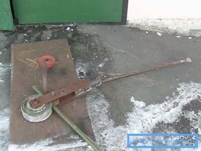 The use of any metallic trim is suitable as a “lever”. The use of any metallic trim is suitable as a “lever”.