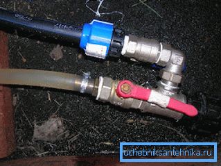 At the lowest point of the horizontal pipe or in a vertical area inside the well, a tap can be inserted to drain the water. At the lowest point of the horizontal pipe or in a vertical area inside the well, a tap can be inserted to drain the water.