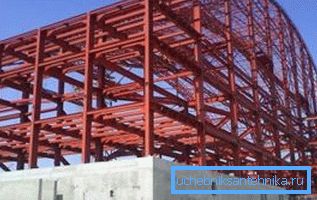 In the process of building the stadium frame, shaped pipes of various sizes are used.
