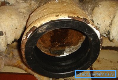 It is necessary to insert a special rubber cuff into the socket of the vertical riser, which is intended for tight connection of cast-iron and plastic pipes.