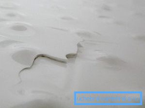 It is important to clean the edges of the crack and level the surface.