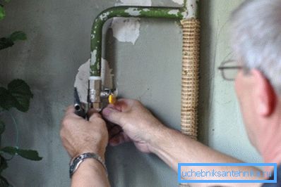 The valve is wrapped all the way by hand, then about 1 turn with a key. The valve is wrapped all the way by hand, then about 1 turn with a key.