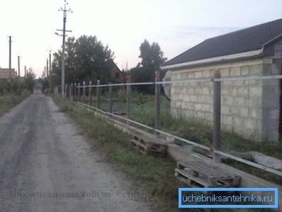 Vertical support columns made of asbestos cement. Vertical support columns made of asbestos cement.