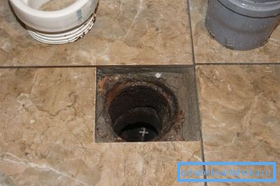 Vertical drain is located directly in the bathroom floor. Vertical drain is located directly in the bathroom floor.