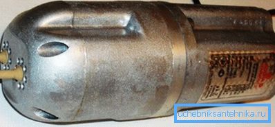 Vibrating pump for a water well with a lower water intake Vibrating pump for a water well with a lower water intake