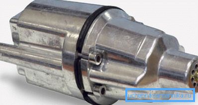 Vibrating pump with lower intake manifold Vibrating pump with lower intake manifold