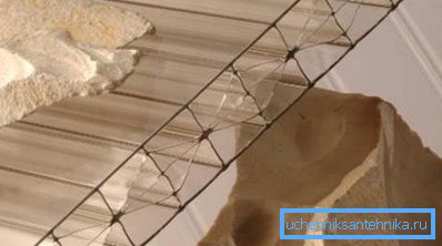 Visible cellular structure of polycarbonate sheet Visible cellular structure of polycarbonate sheet