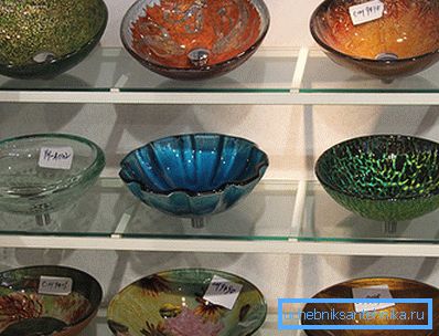 Showcase with various models of transparent and translucent sinks Showcase with various models of transparent and translucent sinks