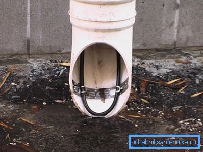 The appearance of the pipe with the cable installed for heating in and preventing glaciation, although experts prefer to do an extreme lift a little higher to hide this element The appearance of the pipe with the cable installed for heating in and preventing glaciation, although experts prefer to do an extreme lift a little higher to hide this element