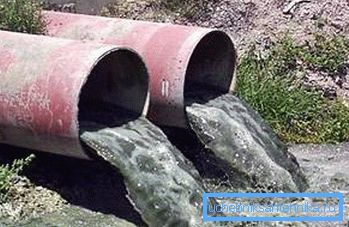 1177 Water is actively polluted by runoff.