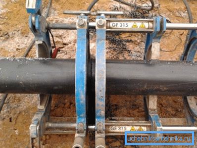 Here is the way of joining steel pipes by welding Here is the way of joining steel pipes by welding
