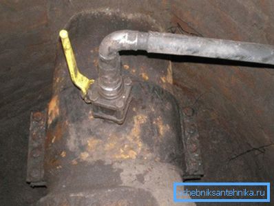 Insertion in the cast iron pipe Insertion in the cast iron pipe