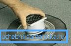 It is quite simple to insert the siphon grille It is quite simple to insert the siphon grille