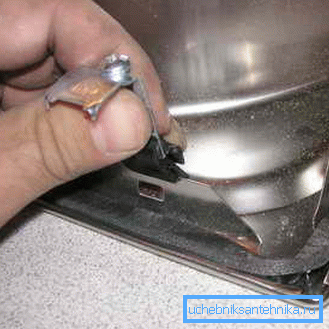 We insert fasteners into the groove.