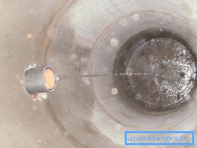 Exit pipe in the sewer well. Exit pipe in the sewer well.