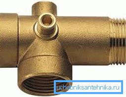 The outlet of the pump is connected to the fitting. The outlet of the pump is connected to the fitting.