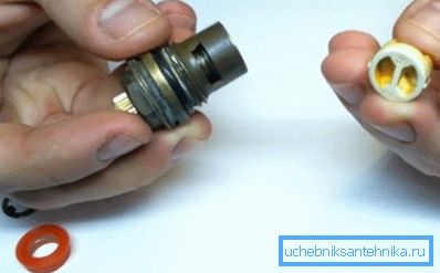 We take out a ceramic pair with a rod We take out a ceramic pair with a rod