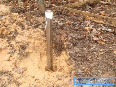 We hammer into the ground the first piece of pipe with a needle. We hammer into the ground the first piece of pipe with a needle.