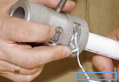 We clean the end with a shaver and remove the chamfer. We clean the end with a shaver and remove the chamfer.