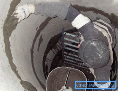 Sealing of gaps in the well