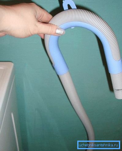 Fastening the drain hose to the wall Fastening the drain hose to the wall