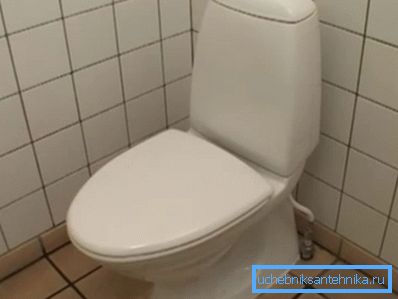 Closed lid will not allow bacteria to scatter in the toilet room Closed lid will not allow bacteria to scatter in the toilet room
