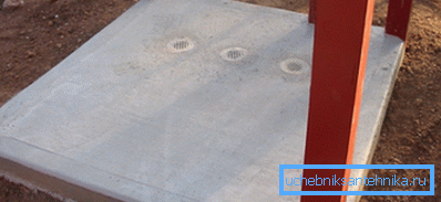 Flooded concrete platform with frame supports on each side Flooded concrete platform with frame supports on each side